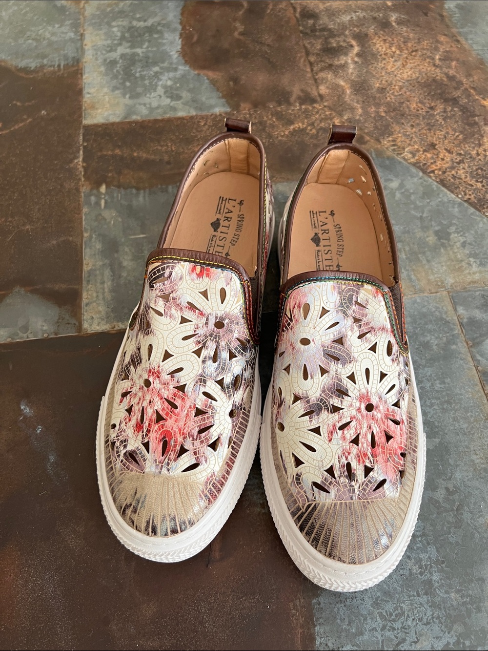 NWOT Spring Step L'Artiste Denofeden Laser Cut Sneakers